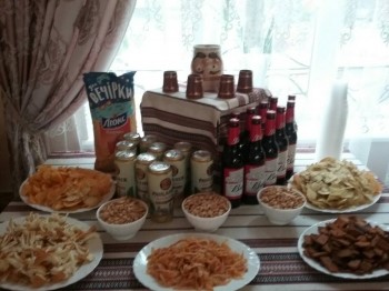 пивний стіл на весілля, пивний стіл, пивний фуршетний стіл, напої на козацький стіл