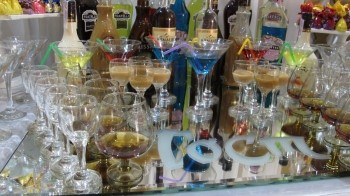 випивка на фуршетний стіл, алкогольні напої на фуршетний стіл, фуршетний стіл на день народження